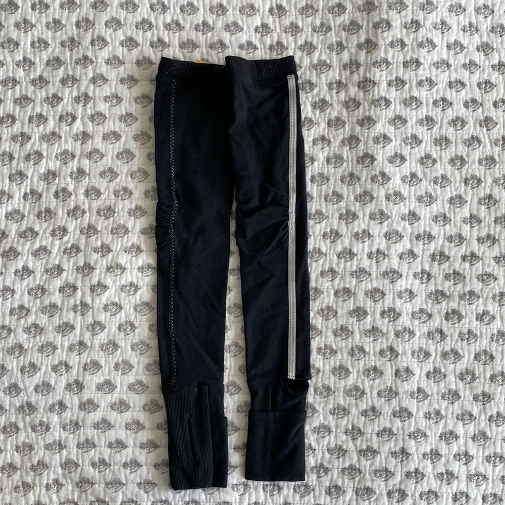 Lululemon arm warmers - one size fits in xs or s - black with reflective stripes